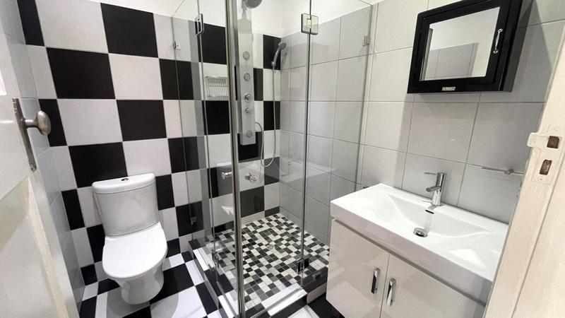 2 Bedroom Property for Sale in Vredehoek Western Cape